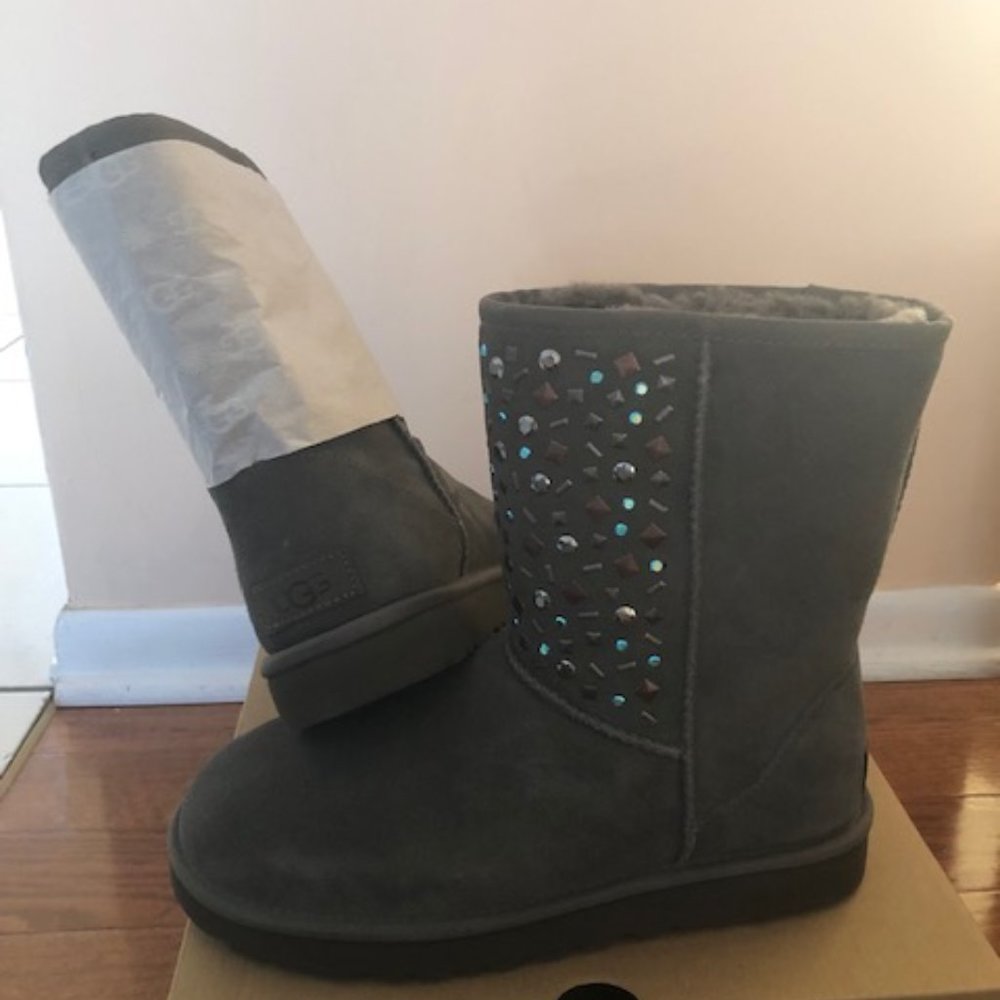 UGG short suede sheepskin stud II boot. Size: 8, 9 - Picture 12 of 15